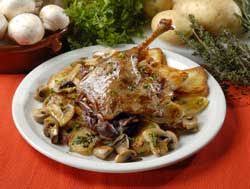 Confit De Canard Aux Champignons Et Aux Pommes De Terre Persillees Un Delice Regional Recette Recettes De Cuisine Confit De Canard Recette Canard Confit