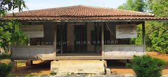 Dinamai demikian karena atap dari rumah ini berbentuk seperti pelana yang apabila dilipat dan dilihat dari samping akan tampak seperti lipatan kebaya. Rumah Adat Citalang Cagar Budaya Purwakarta Yang Terabaikan Halaman All Kompasiana Com