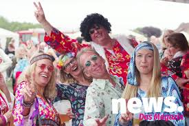 Hier finden sie die wichtigsten. Fotostrecke Hier Zeigen Wir Euch Wie Es Beim Summer Of Lovers Dem Woodstock Revival War News Das Magazin