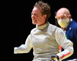 Hanno le ali bebe vio e federico morlacchi, star della scherma e del nuoto, belli e sorridenti, che hanno sventolato alta la bandiera dell'italia.ha le ali anna ntenta, che non riesce a tenere. Csth4w1wsirwkm