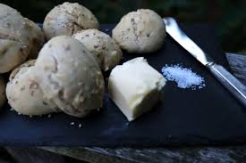 Bier Brotchen Mit Estragon Und Gerostetem Sesam Rezepte Lebensmittel Essen Bier Brot