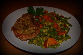 Amestec legume la tigaie este o combinatie extrem de populara ,cel mai adesea se foloseste ca si garnitura pentru carne sau ca un fel de ingrediente 400g mazare (am avut congelata) 1 morcov o ceapa mica o felie telina 1 pastarnac 1 pulpa pui (sau piept) 1 galbenus mod de preparare … Friptura De Porc La Cuptor Cu Legume Mexicane Picanterii Culinare