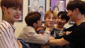 Daehwi is so good at making songs. Watch Wanna One Showers Each Other With Love Through Kiss Relay Soompi