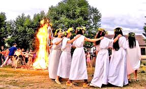 People in the western carpathian mountains and other parts of romania celebrate the sânziene holiday. Noaptea De Sanziene Mitologia Zanelor Sanzienelor Si Explicatii Mythologica Ro