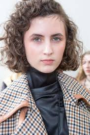 A few are going to dispute that petite haircuts having curls aren't the optimal choice for rounded faces. Curly Haircuts For Round Faces All Things Hair Us