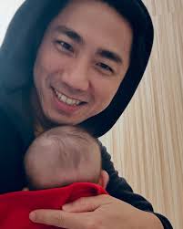 最近又學了兩個台灣跟嬰兒有關的習俗，用客語說起來也很有趣。😃 一個是阿陌在玩口水的時候，我媽就會說他在「噗泡」（ㄅㄨˉㄆㄡˊ） 明天要下雨囉。☔️  另一個是他最近後腦勺胎毛掉了一圈，照顧的伯母說是「阿姑路」（ㄚˇㄍㄨˇㄌㄨˉ），姑姑要送禮物。（已通知我妹 ...