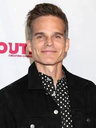 Sloan Petersen (Jessica Serfaty) and Leo Stark (Greg Rikaart)