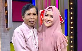 Personal wildan delta atau lebih terkenal dengan nama kiwil adalah pelawak yang terkenal. Tanggalkan Foto Keluarga Bersama Kiwil Meggy Wulandari Anak Anak Sangat Mengerti Pikiran Rakyat Com