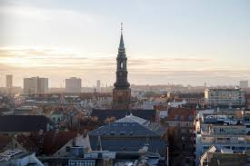 Danmark, pronounced ˈtænmɑk (listen)), officially the kingdom of denmark, is a nordic country in northern europe. Danimarka Da Hukumetin Iklim Politikasini Protesto Eden Gencler Isgal Eylemi Baslatti Evrensel