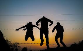 Unduh 43 gambar animasi anak perempuan dan laki laki paling baru by. Tiga Foto Orang Siluet Keemasan Jam Backlit Orang Orang Siluet Matahari Piqsels