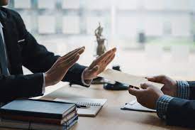 Lawyer refuses to accept bribe from business people in contracti - Editora FÓRUM - Conhecimento Jurídico