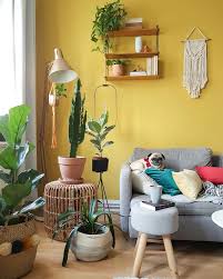 livingroom boho bohohome bohohomedecor plants gelbes wohnzimmer wohnzimmerfarbe wandfarbe wohnzimmer