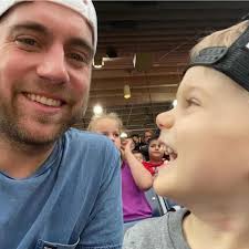 Would someone be able to remove the people in the background!? Thanks!