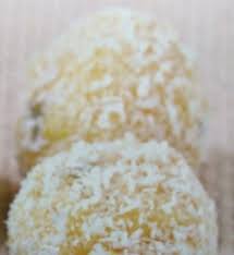 750g Vous Propose La Recette Boules De Coco Au Chocolat Blanc Et Mangues Notee 4 3 5 Par 7 Votants Boule Chocolat Chocolat Blanc Chocolat