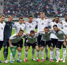 Weil sie teamgeist haben, gute spielzüge sowie willenskraft! Em 2012 Team Low Modern Erfolgreich Multikulturell Welt