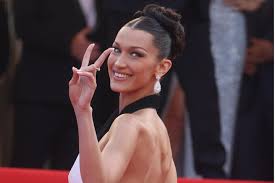 Check spelling or type a new query. Bella Hadid Verliebt In Cannes Wen Hat Sie Zum Kussen Gern Gala De