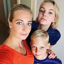 Jul 01, 2021 · в апреле 2019 года публицист потерял сознание на внутреннем рейсе из екатеринбурга в уфу с теми же симптомами, что и навальный, который упал в обморок на внутреннем рейсе из томска в москву в. Doch Alekseya Navalnogo Podelilas Trogatelnymi Kadrami Svoih Roditelej Letidor