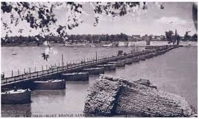 جسر الاعظميه الخشبي القديم بقي قائما حتى افتتاح جسر الأئمة عام ١٩٥٧ Photo Baghdad New York Skyline