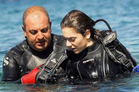 Fulya Zenginer Ve Mares Character Diver Diving