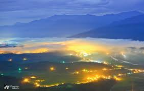 遊記 花蓮縣 玉里鎮赤科山 千噸神龜 三巨石 汪家古厝 萱園居 小台灣 金針大道 富里鄉六十石山 小瑞士觀景台 忘憂亭一覽金針花 海 銀河 雲海 琉璃光 雨曝 夕陽斜射光 日出火燒雲美景 交通 租機車 住宿 火車 拍攝地圖 拍攝點 即時花況 即時影像