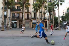 Quien piensa que el fútbol callejero es apenas unos niños a jugar contra la pared en la calle está engañada. Balones Para Triunfar En El Parque Blogs Futbol Emotion