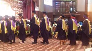 Jubah konvo nik hakeem arif yang terkoyak akibat terselit dalam tayar motorsikal malam selepas majlis konvokesyen di unisza. Majlis Konvokesyen Ke 20 Zon Sabah Sidang 1 By Oumportal