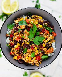 Pendant ce temps, faites cuire le quinoa comme indiqué sur le paquet. Chili Sin Carne Mit Tofu Vegane Wunder