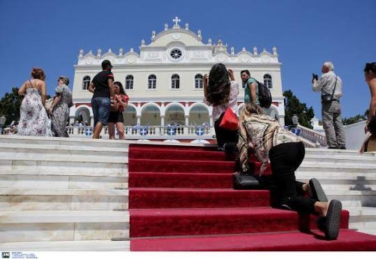 Τήνος: Κατάνυξη και προσκύνημα στα γόνατα για τη Μεγαλόχαρη (φωτο)