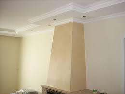 Eine Abgehangte Decke Mit Zierprofilen Um Den Kamin Herum Wohnzimmer Decke Abgehangte Decke Diy Wandgestaltung