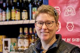 Højt humør ved kassen i Silkeborg hvor Helle er finalist!