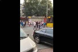 Ruszający autobus potrącił młodą dziewczynę na ulicy mickiewicza. Mvbtum0euoddxm