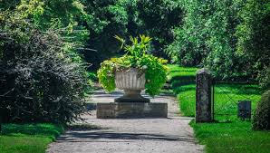 Der alte garten besticht durch die lage an der förde und den wunderbaren alten baumbestand. Friedhof Der Universitat Hohenheim In Stuttgart Plieningen