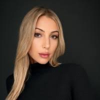 Hayley Keith's Instagram, Twitter & Facebook