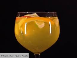 Recette Sangria De Noel Ingredients 6 Personnes 75 Cl De Vin Blanc Sauvignon Blanc 30 Cl De Limonade 50 G De S Sangria De Noel Sangria Recette Sangria