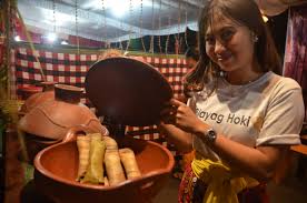 Makan siang hari ini cobain makan blayag karangasem yang satu ini yuk! Tegaskan Nuansa Tradisional Buleleng Festival 2019 Hadirkan Tipat Blayag Hotel Travel