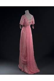 Cliquez ici pour découvrir notre sélection de robes des années 30 ! La Parisienne Des Annees 30 Devoile Son Style Au Musee Carnavalet