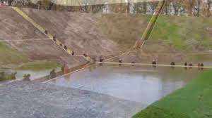 Als er oorlog dreigde, werd bij steenbergen de sluis opengezet en stroomde zout water van het volkerak zo het gebied binnen. The Moses Bridge The Sunken Bridge In Netherlands Youtube
