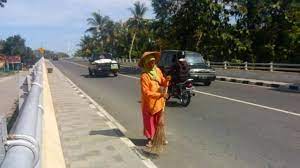 Pasalnya kamu bisa juga mendaftar gojek secara online. Tanpa Imbalan Nenek Di Kulon Progo Sapu Jalan Layang Sampai Dikira Odgj Suara Jogja
