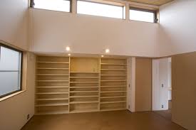 大容量の壁面収納も造り付けですっきりしたデザイン 壁面収納 収納 デザイン