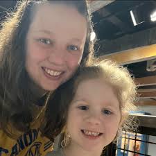 Hello! I'm looking for a former 31 consultant!! I'm looking for a specific  bag to purchase locally before I go to Amazon or ebay!!