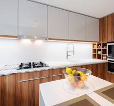 Kuchenruckwand Nach Mass Spritzschutz Kuchenruckwand Acrylglas Fliesenspiegel Kleine weiße küche im landhausstil.