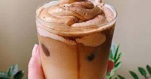 Pertama, masukkan 5 sendok teh kopi bubuk halus, 5 sendok teh gula pasir dan 5 sendok teh air hangat ke dalam blender lalu blender bahan tersebut hingga 5 menit atau sampai bahan berubah menjadi foam. Membuat Dalgona Susu Bendera Dalgona Dalgona Matcha Cara Membuat Dalgona Matcha Lontong Sayur