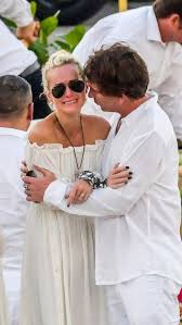 Johnny hallyday avait de fait élu domicile à los angeles depuis 2007 et était détenteur, depuis 2014 d'une green card, la carte de résident des intérêts que laeticia hallyday tente de rapatrier dans le giron d'un trust basé en californie et objet des inquiétudes de laura smet et david hallyday. Obseques De Johnny Hallyday Qui Etaient Les Proches Presents A Saint Barthelemy Johnny Hallyday Laetitia Hallyday Obseques