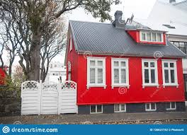 Bergisches land nature park is minutes away. Gebaudefassade Mit Roter Wand Und Weissen Fensterrahmen Architekturkonzept Des Entwurfes Skandinavisches Haus Design Und Nordic Stockfoto Bild Von Haus Haupt 126621742