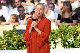 Schwungvoll und mit jeder menge guter laune startet moderatorin andrea kiewel gemeinsam mit ihnen in den sonntagvormittag. Zdf Fernsehgarten Andrea Kiewel Verkundet Einen Traurigen Abschied Gala De