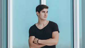 O ator gravou cenas na espanha e na irlanda do norte, e comentou que ainda é muito difícil para atores latinos conseguirem papéis de relevância. Conheca O Ator Brasileiro Que Esta Em 13 Reasons Why