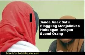Dari nada deringnya dapat kuketahui kalau dering itu dari nomor telepon salah seorang klienku. Janda Anak Satu Binggung Menjalinkan Hubungan Percintaan Dengan Suami Orang Hot Giler