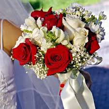 Que cela soit pour offrir aux mariés, pour habiller la cérémonie, les tables de réception, pour les témoins ou bien pour jeter des pétales sur les mariés, la fleur est omniprésente tout au long. Mariage En Fleurs 60 Bouquets De Fleurs Pour Une Future Mariee Bouquet Mariee Rond Table Mariage Rose Bouquet Mariee