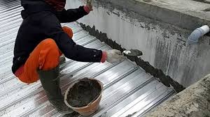 Cuaca yang tak menentu bidang bangunan eksterior mudah retak, seperti genteng, karpusan, dinding, talang air, dak beton dan lain sebagainya yang menarik bocor. Jasa Tukang Perbaikan Atap Plafon Bocor Di Makassar