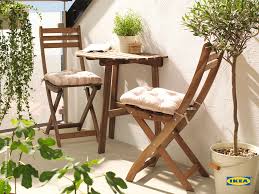 Ikea Deutschland Mit Unseren Gartenstuhlen Und Gartenbanken Am Besten Im Praktischen Set Gekauf Wohnung Mit Balkon Einrichten Balkon Dekor Kleine Aussenraume